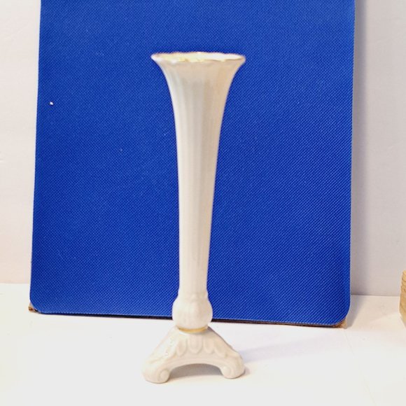 Lenox Ivory w/ Gold Trim 7-1/2" Tall Tri-Footed Scalloped Ceramic Bud Vase USA - Picture 7 of 12